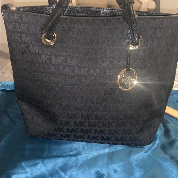 Michael Kors Black Tote Bag Gold Hardware More than like new - Picture 1 of 15
